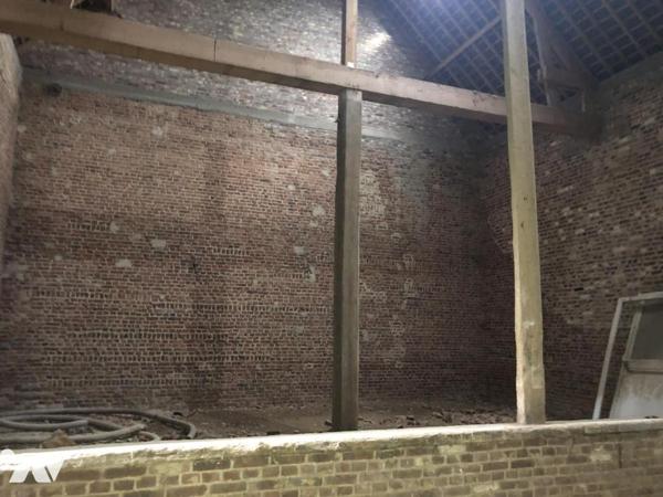 Un corps de ferme avec maison à usage d'habitation, une grange rénovée et 3 hectares de pâtures