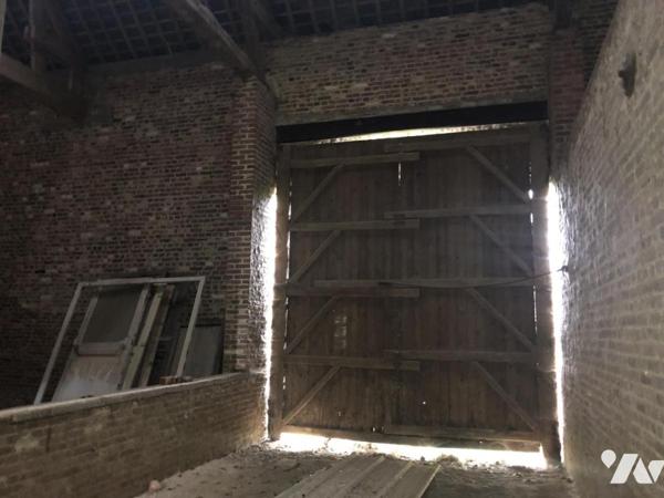 Un corps de ferme avec maison à usage d'habitation, une grange rénovée et 3 hectares de pâtures