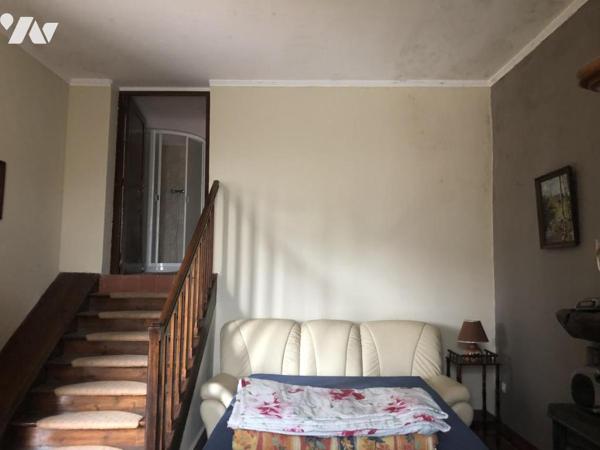 Un corps de ferme avec maison à usage d'habitation, une grange rénovée et 3 hectares de pâtures