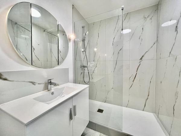 "Le Chesnay" Très joli studio refait à neuf de 35 m² au 2ème et dernier étage sans vis à vis avec loggia ! Loyer 1 081 €/mois charges comprises **  - Référence  28009