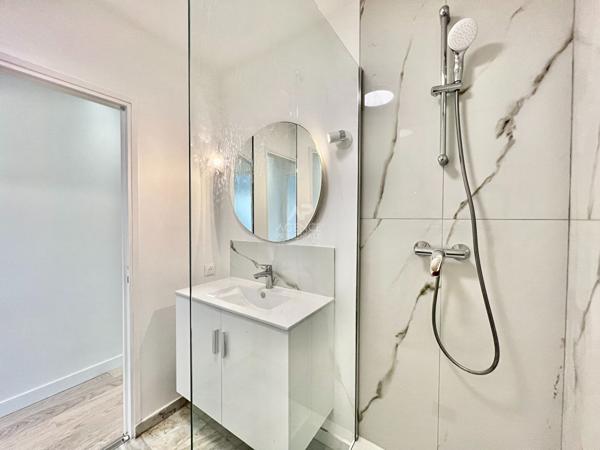 "Le Chesnay" Très joli studio refait à neuf de 35 m² au 2ème et dernier étage sans vis à vis avec loggia ! Loyer 1 081 €/mois charges comprises **  - Référence  28009