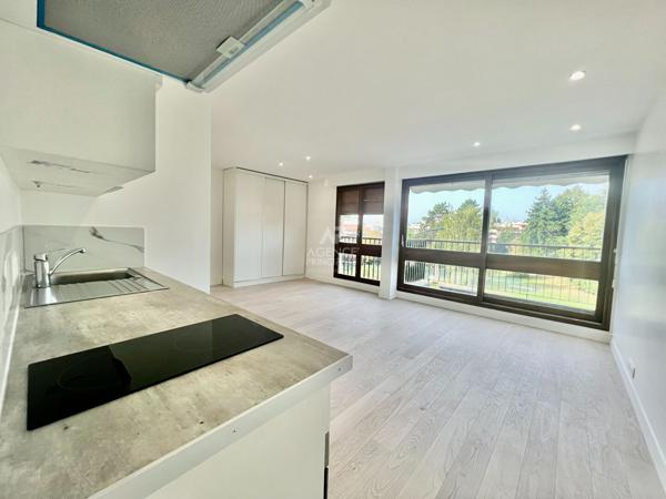 "Le Chesnay" Très joli studio refait à neuf de 35 m² au 2ème et dernier étage sans vis à vis avec loggia ! Loyer 1 081 €/mois charges comprises **  - Référence  28009