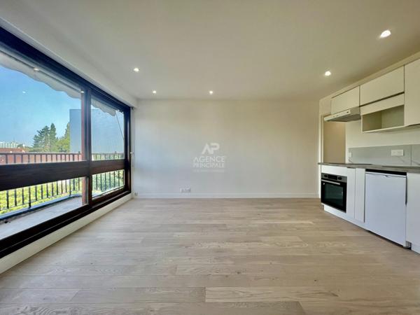 "Le Chesnay" Très joli studio refait à neuf de 35 m² au 2ème et dernier étage sans vis à vis avec loggia ! Loyer 1 081 €/mois charges comprises **  - Référence  28009