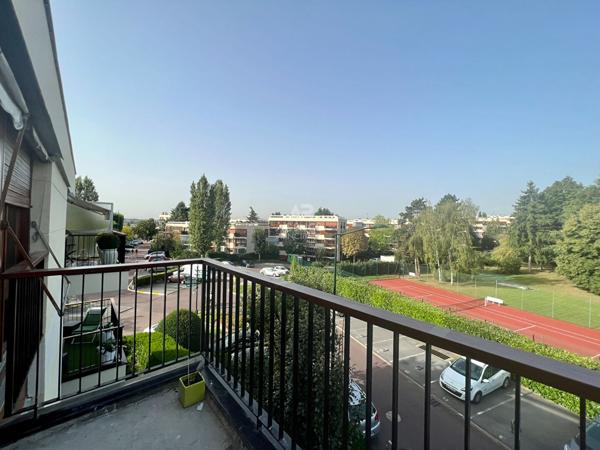 "Le Chesnay" Très joli studio refait à neuf de 35 m² au 2ème et dernier étage sans vis à vis avec loggia ! Loyer 1 081 €/mois charges comprises **  - Référence  28009