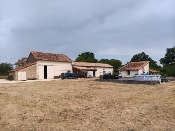 Vente ferme L Isle Jourdain (86150), 131.00m² avec 4 pièce(s) dont 2 chambre(s) sur 567892.00m² de terrain. La Bruyere Immobilier