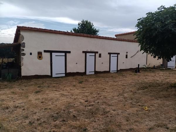 Vente ferme L Isle Jourdain (86150), 131.00m² avec 4 pièce(s) dont 2 chambre(s) sur 567892.00m² de terrain. La Bruyere Immobilier