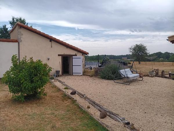 Vente ferme L Isle Jourdain (86150), 131.00m² avec 4 pièce(s) dont 2 chambre(s) sur 567892.00m² de terrain. La Bruyere Immobilier