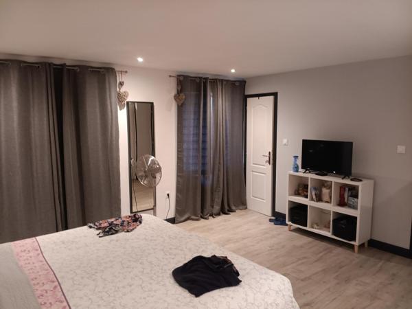 Vente ferme L Isle Jourdain (86150), 131.00m² avec 4 pièce(s) dont 2 chambre(s) sur 567892.00m² de terrain. La Bruyere Immobilier