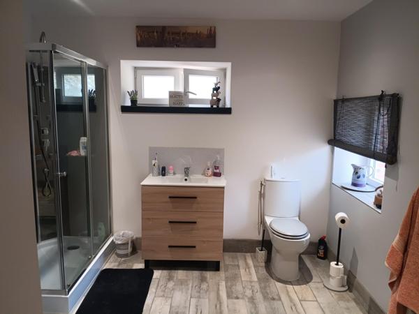 Vente ferme L Isle Jourdain (86150), 131.00m² avec 4 pièce(s) dont 2 chambre(s) sur 567892.00m² de terrain. La Bruyere Immobilier