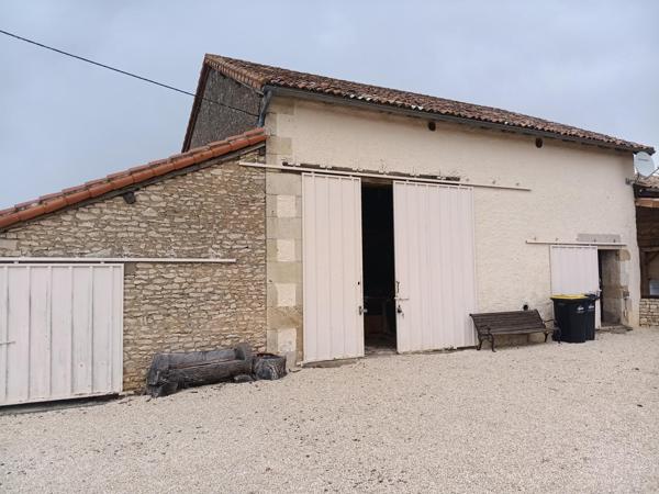 Vente ferme L Isle Jourdain (86150), 131.00m² avec 4 pièce(s) dont 2 chambre(s) sur 567892.00m² de terrain. La Bruyere Immobilier