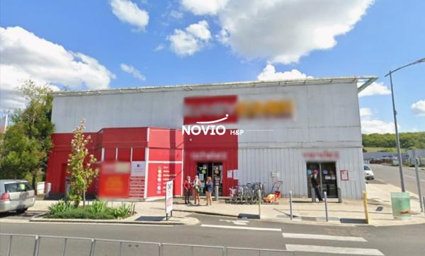 Local commercial de 1 215 m²