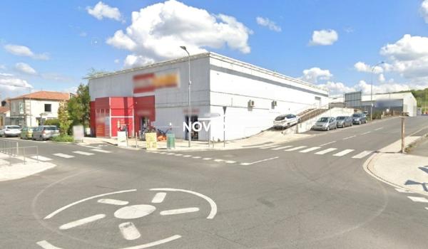 Local commercial de 1 215 m²