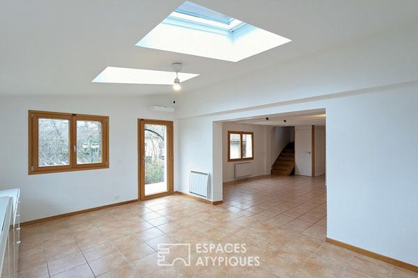 Maison aux allures de chalet avec dépendances