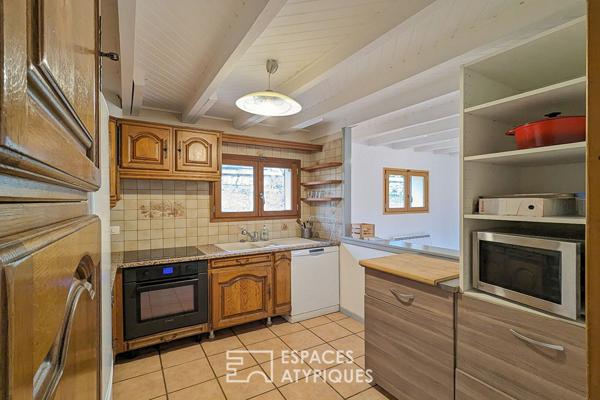 Maison aux allures de chalet avec dépendances