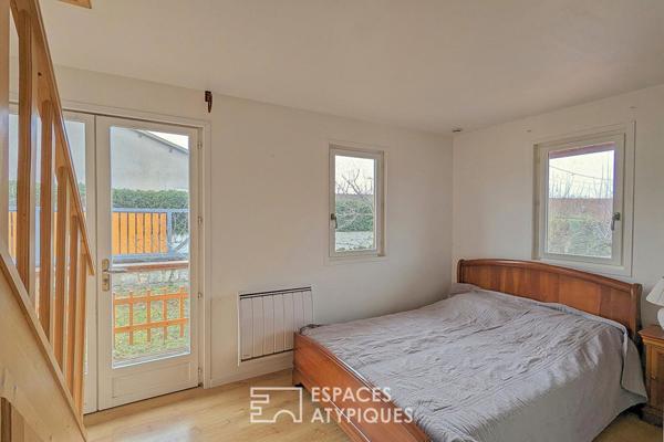 Maison aux allures de chalet avec dépendances