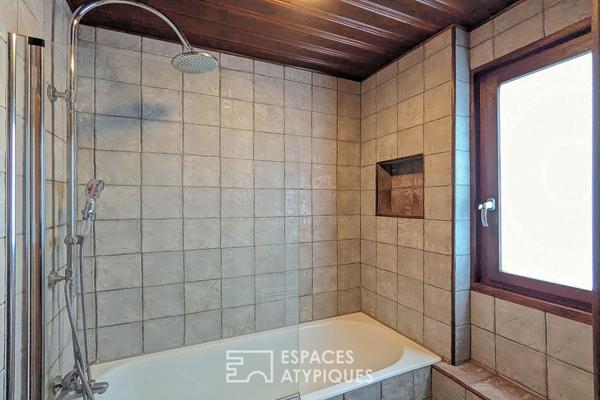 Maison aux allures de chalet avec dépendances