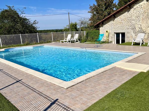 À découvrir! Ferme Charentaise avec piscine, gîtes autonomes et un cadre idyllique