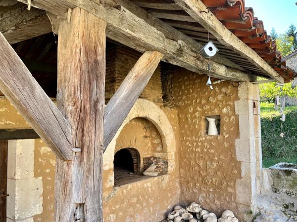 À découvrir! Ferme Charentaise avec piscine, gîtes autonomes et un cadre idyllique