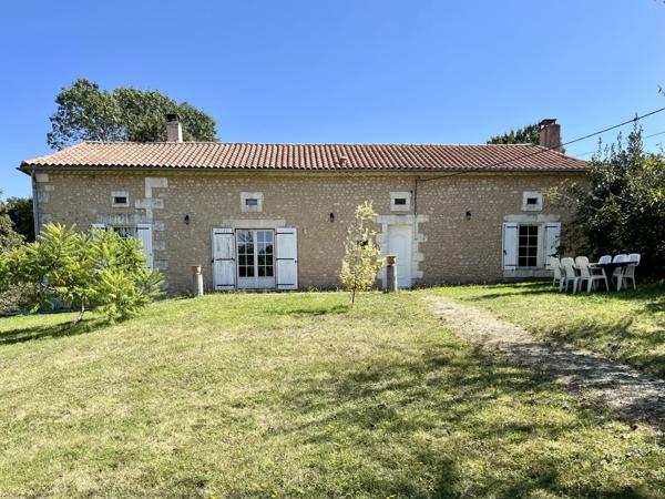 À découvrir! Ferme Charentaise avec piscine, gîtes autonomes et un cadre idyllique