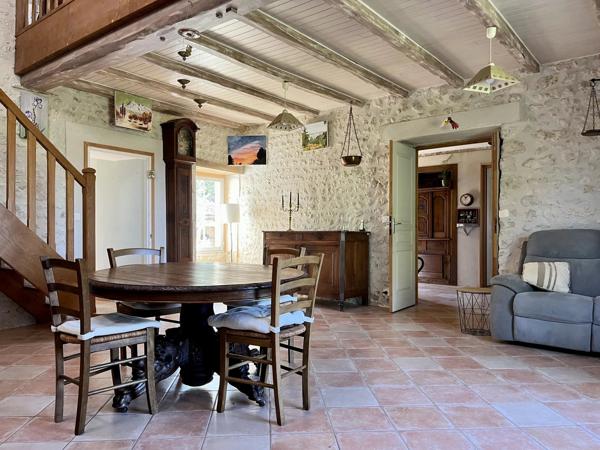 À découvrir! Ferme Charentaise avec piscine, gîtes autonomes et un cadre idyllique