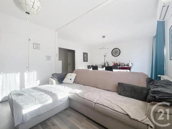 Appartement T4 à vendre  4 pièces - 84 m 2   ST RAPHAEL  - 83