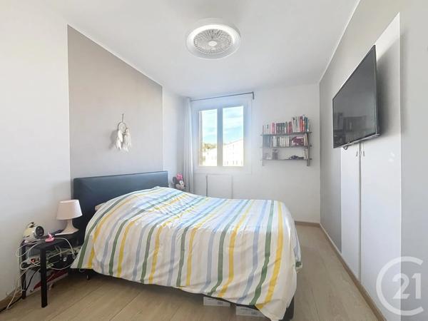 Appartement T4 à vendre  4 pièces - 84 m 2   ST RAPHAEL  - 83