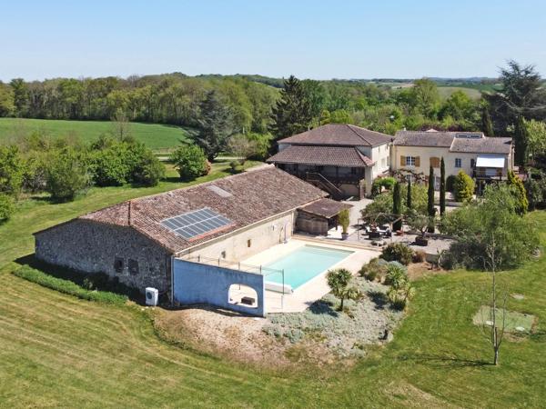 Charmante propriété à multiples habitations avec piscine et potentiel de revenus dans le sud-ouest de la France