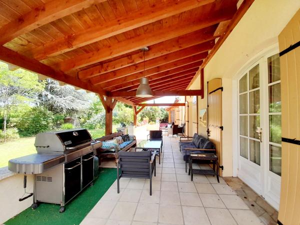 Charmante propriété à multiples habitations avec piscine et potentiel de revenus dans le sud-ouest de la France