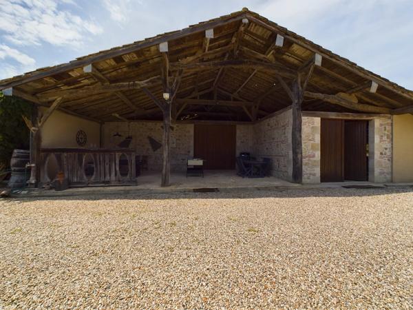 Charmante propriété à multiples habitations avec piscine et potentiel de revenus dans le sud-ouest de la France