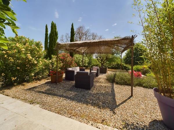 Charmante propriété à multiples habitations avec piscine et potentiel de revenus dans le sud-ouest de la France
