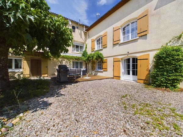 Charmante propriété à multiples habitations avec piscine et potentiel de revenus dans le sud-ouest de la France