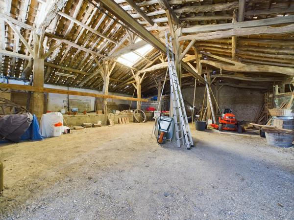 Charmante propriété à multiples habitations avec piscine et potentiel de revenus dans le sud-ouest de la France
