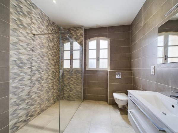 Charmante propriété à multiples habitations avec piscine et potentiel de revenus dans le sud-ouest de la France