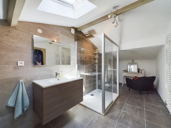 Charmante propriété à multiples habitations avec piscine et potentiel de revenus dans le sud-ouest de la France