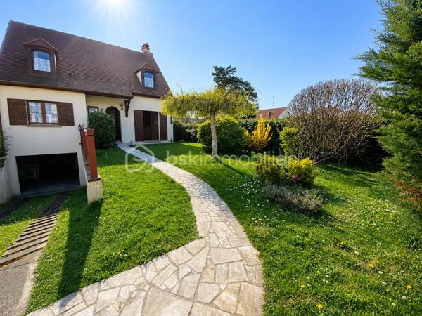 🏡 RARE À COUBRON – MAISON INDIVIDUELLE 126,48 m² – 4 CHAMBRES – SUITE PARENTALE – SOUS-SOL TOTAL – GARAGE – TERRAIN DE 470 m²
✨ EXCLUSIVITÉ BSK IMMOBILIER – LE CADRE DE VIE IDÉAL POUR VOTRE FAMILLE

Vous recherchez une véritable maison familiale, spacieuse, fonctionnelle et située dans un environnement calme ? Cette maison réunit tous les critères les plus recherchés par les acquéreurs.

Située au cœur d'un quartier pavillonnaire recherché de Coubron, cette maison individuelle de 126,48 m² habitables, construite dans les années 1990, est édifiée sur une parcelle de 470 m². Elle offre de beaux volumes, une distribution idéale et un cadre de vie agréable, à proximité des écoles, des transports et des commodités.

Son emplacement séduira les familles : école primaire à seulement 400 mètres, collège à 900 mètres et arrêt de bus à 600 mètres, facilitant le quotidien tout en profitant d'un environnement résidentiel paisible.

🌿 Une maison où l'on se sent immédiatement chez soi

Dès l'entrée, vous découvrirez une belle pièce de vie lumineuse composée d'un séjour chaleureux avec cheminée, idéal pour partager de beaux moments en famille, ainsi qu'une salle à manger conviviale ouverte sur le jardin.

La cuisine indépendante complète parfaitement cet espace de vie.

Le rez-de-chaussée accueille également une suite parentale, offrant un confort très apprécié pour une vie de plain-pied, ainsi qu'un WC indépendant.

À l'étage, un palier dessert trois belles chambres, une salle de bains, une salle d'eau ainsi qu'un second WC indépendant, garantissant confort et intimité à toute la famille.

🌳 Des extérieurs pensés pour profiter de chaque saison

Le terrain de 470 m² offre un agréable jardin à l'avant et un jardin à l'arrière, parfaits pour les repas en terrasse, les jeux des enfants ou simplement profiter des beaux jours.

La propriété dispose également d'une allée privative permettant de stationner jusqu'à trois véhicules, complétée par un garage en sous-sol total offrant de nombreuses possibilités : atelier, cave, buanderie, salle de sport ou vaste espace de stockage.

⭐ Les prestations qui font la différence

✔ Maison individuelle de 126,48 m² habitables

✔ Terrain clos de 470 m²

✔ Quartier pavillonnaire calme et recherché

✔ 4 chambres dont une suite parentale au rez-de-chaussée

✔ Séjour lumineux avec cheminée

✔ Salle à manger

✔ Cuisine indépendante

✔ Salle de bains + salle d'eau

✔ Deux WC indépendants

✔ Sous-sol total

✔ Garage

✔ Jusqu'à 3 places de stationnement extérieures

✔ Jardin avant et jardin arrière

✔ École primaire à 400 m

✔ Collège à 900 m

✔ Arrêt de bus à 600 m

✔ DPE : D

✔ GES : B

❤️ Pourquoi cette maison est une belle opportunité ?

Les maisons individuelles réunissant 4 chambres, une suite parentale, un sous-sol total, un garage, plusieurs stationnements et un terrain de cette superficie sont peu fréquentes sur le marché de Coubron.

Son agencement, son environnement résidentiel et son excellent rapport entre les prestations proposées et le prix de vente en font une opportunité particulièrement intéressante pour une famille souhaitant s'installer durablement dans un cadre de vie agréable.

💰 Prix de vente : 357 000 €
📞 Une maison se découvre avant tout lors d'une visite.

Si vous recherchez une maison familiale alliant espace, confort, calme et qualité de vie, contactez-moi dès aujourd'hui pour organiser une visite.

Julien Monteleone
Manager – BSK Immobilier
📞 07 71 32 69 50