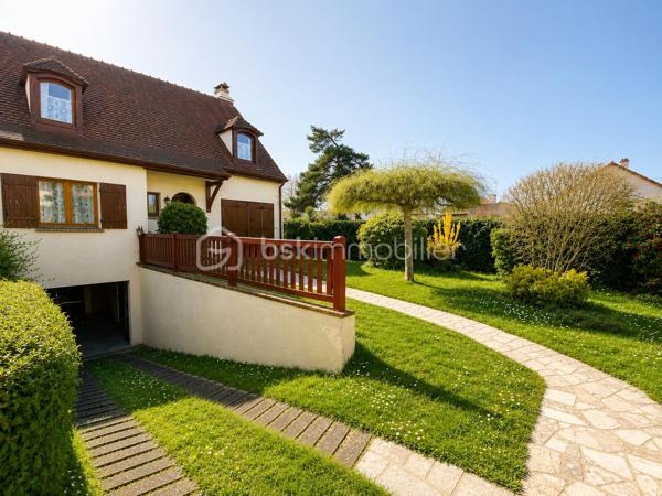 🏡 RARE À COUBRON – MAISON INDIVIDUELLE 126,48 m² – 4 CHAMBRES – SUITE PARENTALE – SOUS-SOL TOTAL – GARAGE – TERRAIN DE 470 m²
✨ EXCLUSIVITÉ BSK IMMOBILIER – LE CADRE DE VIE IDÉAL POUR VOTRE FAMILLE

Vous recherchez une véritable maison familiale, spacieuse, fonctionnelle et située dans un environnement calme ? Cette maison réunit tous les critères les plus recherchés par les acquéreurs.

Située au cœur d'un quartier pavillonnaire recherché de Coubron, cette maison individuelle de 126,48 m² habitables, construite dans les années 1990, est édifiée sur une parcelle de 470 m². Elle offre de beaux volumes, une distribution idéale et un cadre de vie agréable, à proximité des écoles, des transports et des commodités.

Son emplacement séduira les familles : école primaire à seulement 400 mètres, collège à 900 mètres et arrêt de bus à 600 mètres, facilitant le quotidien tout en profitant d'un environnement résidentiel paisible.

🌿 Une maison où l'on se sent immédiatement chez soi

Dès l'entrée, vous découvrirez une belle pièce de vie lumineuse composée d'un séjour chaleureux avec cheminée, idéal pour partager de beaux moments en famille, ainsi qu'une salle à manger conviviale ouverte sur le jardin.

La cuisine indépendante complète parfaitement cet espace de vie.

Le rez-de-chaussée accueille également une suite parentale, offrant un confort très apprécié pour une vie de plain-pied, ainsi qu'un WC indépendant.

À l'étage, un palier dessert trois belles chambres, une salle de bains, une salle d'eau ainsi qu'un second WC indépendant, garantissant confort et intimité à toute la famille.

🌳 Des extérieurs pensés pour profiter de chaque saison

Le terrain de 470 m² offre un agréable jardin à l'avant et un jardin à l'arrière, parfaits pour les repas en terrasse, les jeux des enfants ou simplement profiter des beaux jours.

La propriété dispose également d'une allée privative permettant de stationner jusqu'à trois véhicules, complétée par un garage en sous-sol total offrant de nombreuses possibilités : atelier, cave, buanderie, salle de sport ou vaste espace de stockage.

⭐ Les prestations qui font la différence

✔ Maison individuelle de 126,48 m² habitables

✔ Terrain clos de 470 m²

✔ Quartier pavillonnaire calme et recherché

✔ 4 chambres dont une suite parentale au rez-de-chaussée

✔ Séjour lumineux avec cheminée

✔ Salle à manger

✔ Cuisine indépendante

✔ Salle de bains + salle d'eau

✔ Deux WC indépendants

✔ Sous-sol total

✔ Garage

✔ Jusqu'à 3 places de stationnement extérieures

✔ Jardin avant et jardin arrière

✔ École primaire à 400 m

✔ Collège à 900 m

✔ Arrêt de bus à 600 m

✔ DPE : D

✔ GES : B

❤️ Pourquoi cette maison est une belle opportunité ?

Les maisons individuelles réunissant 4 chambres, une suite parentale, un sous-sol total, un garage, plusieurs stationnements et un terrain de cette superficie sont peu fréquentes sur le marché de Coubron.

Son agencement, son environnement résidentiel et son excellent rapport entre les prestations proposées et le prix de vente en font une opportunité particulièrement intéressante pour une famille souhaitant s'installer durablement dans un cadre de vie agréable.

💰 Prix de vente : 357 000 €
📞 Une maison se découvre avant tout lors d'une visite.

Si vous recherchez une maison familiale alliant espace, confort, calme et qualité de vie, contactez-moi dès aujourd'hui pour organiser une visite.

Julien Monteleone
Manager – BSK Immobilier
📞 07 71 32 69 50