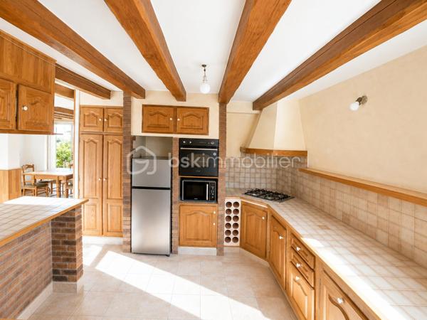 🏡 RARE À COUBRON – MAISON INDIVIDUELLE 126,48 m² – 4 CHAMBRES – SUITE PARENTALE – SOUS-SOL TOTAL – GARAGE – TERRAIN DE 470 m²
✨ EXCLUSIVITÉ BSK IMMOBILIER – LE CADRE DE VIE IDÉAL POUR VOTRE FAMILLE

Vous recherchez une véritable maison familiale, spacieuse, fonctionnelle et située dans un environnement calme ? Cette maison réunit tous les critères les plus recherchés par les acquéreurs.

Située au cœur d'un quartier pavillonnaire recherché de Coubron, cette maison individuelle de 126,48 m² habitables, construite dans les années 1990, est édifiée sur une parcelle de 470 m². Elle offre de beaux volumes, une distribution idéale et un cadre de vie agréable, à proximité des écoles, des transports et des commodités.

Son emplacement séduira les familles : école primaire à seulement 400 mètres, collège à 900 mètres et arrêt de bus à 600 mètres, facilitant le quotidien tout en profitant d'un environnement résidentiel paisible.

🌿 Une maison où l'on se sent immédiatement chez soi

Dès l'entrée, vous découvrirez une belle pièce de vie lumineuse composée d'un séjour chaleureux avec cheminée, idéal pour partager de beaux moments en famille, ainsi qu'une salle à manger conviviale ouverte sur le jardin.

La cuisine indépendante complète parfaitement cet espace de vie.

Le rez-de-chaussée accueille également une suite parentale, offrant un confort très apprécié pour une vie de plain-pied, ainsi qu'un WC indépendant.

À l'étage, un palier dessert trois belles chambres, une salle de bains, une salle d'eau ainsi qu'un second WC indépendant, garantissant confort et intimité à toute la famille.

🌳 Des extérieurs pensés pour profiter de chaque saison

Le terrain de 470 m² offre un agréable jardin à l'avant et un jardin à l'arrière, parfaits pour les repas en terrasse, les jeux des enfants ou simplement profiter des beaux jours.

La propriété dispose également d'une allée privative permettant de stationner jusqu'à trois véhicules, complétée par un garage en sous-sol total offrant de nombreuses possibilités : atelier, cave, buanderie, salle de sport ou vaste espace de stockage.

⭐ Les prestations qui font la différence

✔ Maison individuelle de 126,48 m² habitables

✔ Terrain clos de 470 m²

✔ Quartier pavillonnaire calme et recherché

✔ 4 chambres dont une suite parentale au rez-de-chaussée

✔ Séjour lumineux avec cheminée

✔ Salle à manger

✔ Cuisine indépendante

✔ Salle de bains + salle d'eau

✔ Deux WC indépendants

✔ Sous-sol total

✔ Garage

✔ Jusqu'à 3 places de stationnement extérieures

✔ Jardin avant et jardin arrière

✔ École primaire à 400 m

✔ Collège à 900 m

✔ Arrêt de bus à 600 m

✔ DPE : D

✔ GES : B

❤️ Pourquoi cette maison est une belle opportunité ?

Les maisons individuelles réunissant 4 chambres, une suite parentale, un sous-sol total, un garage, plusieurs stationnements et un terrain de cette superficie sont peu fréquentes sur le marché de Coubron.

Son agencement, son environnement résidentiel et son excellent rapport entre les prestations proposées et le prix de vente en font une opportunité particulièrement intéressante pour une famille souhaitant s'installer durablement dans un cadre de vie agréable.

💰 Prix de vente : 357 000 €
📞 Une maison se découvre avant tout lors d'une visite.

Si vous recherchez une maison familiale alliant espace, confort, calme et qualité de vie, contactez-moi dès aujourd'hui pour organiser une visite.

Julien Monteleone
Manager – BSK Immobilier
📞 07 71 32 69 50