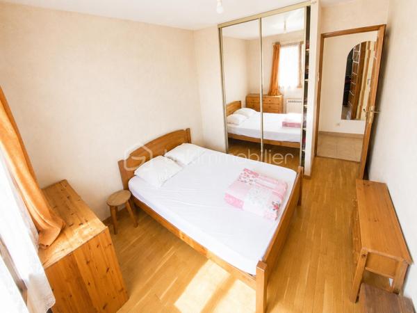 🏡 RARE À COUBRON – MAISON INDIVIDUELLE 126,48 m² – 4 CHAMBRES – SUITE PARENTALE – SOUS-SOL TOTAL – GARAGE – TERRAIN DE 470 m²
✨ EXCLUSIVITÉ BSK IMMOBILIER – LE CADRE DE VIE IDÉAL POUR VOTRE FAMILLE

Vous recherchez une véritable maison familiale, spacieuse, fonctionnelle et située dans un environnement calme ? Cette maison réunit tous les critères les plus recherchés par les acquéreurs.

Située au cœur d'un quartier pavillonnaire recherché de Coubron, cette maison individuelle de 126,48 m² habitables, construite dans les années 1990, est édifiée sur une parcelle de 470 m². Elle offre de beaux volumes, une distribution idéale et un cadre de vie agréable, à proximité des écoles, des transports et des commodités.

Son emplacement séduira les familles : école primaire à seulement 400 mètres, collège à 900 mètres et arrêt de bus à 600 mètres, facilitant le quotidien tout en profitant d'un environnement résidentiel paisible.

🌿 Une maison où l'on se sent immédiatement chez soi

Dès l'entrée, vous découvrirez une belle pièce de vie lumineuse composée d'un séjour chaleureux avec cheminée, idéal pour partager de beaux moments en famille, ainsi qu'une salle à manger conviviale ouverte sur le jardin.

La cuisine indépendante complète parfaitement cet espace de vie.

Le rez-de-chaussée accueille également une suite parentale, offrant un confort très apprécié pour une vie de plain-pied, ainsi qu'un WC indépendant.

À l'étage, un palier dessert trois belles chambres, une salle de bains, une salle d'eau ainsi qu'un second WC indépendant, garantissant confort et intimité à toute la famille.

🌳 Des extérieurs pensés pour profiter de chaque saison

Le terrain de 470 m² offre un agréable jardin à l'avant et un jardin à l'arrière, parfaits pour les repas en terrasse, les jeux des enfants ou simplement profiter des beaux jours.

La propriété dispose également d'une allée privative permettant de stationner jusqu'à trois véhicules, complétée par un garage en sous-sol total offrant de nombreuses possibilités : atelier, cave, buanderie, salle de sport ou vaste espace de stockage.

⭐ Les prestations qui font la différence

✔ Maison individuelle de 126,48 m² habitables

✔ Terrain clos de 470 m²

✔ Quartier pavillonnaire calme et recherché

✔ 4 chambres dont une suite parentale au rez-de-chaussée

✔ Séjour lumineux avec cheminée

✔ Salle à manger

✔ Cuisine indépendante

✔ Salle de bains + salle d'eau

✔ Deux WC indépendants

✔ Sous-sol total

✔ Garage

✔ Jusqu'à 3 places de stationnement extérieures

✔ Jardin avant et jardin arrière

✔ École primaire à 400 m

✔ Collège à 900 m

✔ Arrêt de bus à 600 m

✔ DPE : D

✔ GES : B

❤️ Pourquoi cette maison est une belle opportunité ?

Les maisons individuelles réunissant 4 chambres, une suite parentale, un sous-sol total, un garage, plusieurs stationnements et un terrain de cette superficie sont peu fréquentes sur le marché de Coubron.

Son agencement, son environnement résidentiel et son excellent rapport entre les prestations proposées et le prix de vente en font une opportunité particulièrement intéressante pour une famille souhaitant s'installer durablement dans un cadre de vie agréable.

💰 Prix de vente : 357 000 €
📞 Une maison se découvre avant tout lors d'une visite.

Si vous recherchez une maison familiale alliant espace, confort, calme et qualité de vie, contactez-moi dès aujourd'hui pour organiser une visite.

Julien Monteleone
Manager – BSK Immobilier
📞 07 71 32 69 50