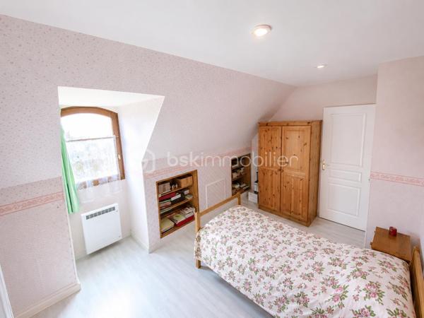🏡 RARE À COUBRON – MAISON INDIVIDUELLE 126,48 m² – 4 CHAMBRES – SUITE PARENTALE – SOUS-SOL TOTAL – GARAGE – TERRAIN DE 470 m²
✨ EXCLUSIVITÉ BSK IMMOBILIER – LE CADRE DE VIE IDÉAL POUR VOTRE FAMILLE

Vous recherchez une véritable maison familiale, spacieuse, fonctionnelle et située dans un environnement calme ? Cette maison réunit tous les critères les plus recherchés par les acquéreurs.

Située au cœur d'un quartier pavillonnaire recherché de Coubron, cette maison individuelle de 126,48 m² habitables, construite dans les années 1990, est édifiée sur une parcelle de 470 m². Elle offre de beaux volumes, une distribution idéale et un cadre de vie agréable, à proximité des écoles, des transports et des commodités.

Son emplacement séduira les familles : école primaire à seulement 400 mètres, collège à 900 mètres et arrêt de bus à 600 mètres, facilitant le quotidien tout en profitant d'un environnement résidentiel paisible.

🌿 Une maison où l'on se sent immédiatement chez soi

Dès l'entrée, vous découvrirez une belle pièce de vie lumineuse composée d'un séjour chaleureux avec cheminée, idéal pour partager de beaux moments en famille, ainsi qu'une salle à manger conviviale ouverte sur le jardin.

La cuisine indépendante complète parfaitement cet espace de vie.

Le rez-de-chaussée accueille également une suite parentale, offrant un confort très apprécié pour une vie de plain-pied, ainsi qu'un WC indépendant.

À l'étage, un palier dessert trois belles chambres, une salle de bains, une salle d'eau ainsi qu'un second WC indépendant, garantissant confort et intimité à toute la famille.

🌳 Des extérieurs pensés pour profiter de chaque saison

Le terrain de 470 m² offre un agréable jardin à l'avant et un jardin à l'arrière, parfaits pour les repas en terrasse, les jeux des enfants ou simplement profiter des beaux jours.

La propriété dispose également d'une allée privative permettant de stationner jusqu'à trois véhicules, complétée par un garage en sous-sol total offrant de nombreuses possibilités : atelier, cave, buanderie, salle de sport ou vaste espace de stockage.

⭐ Les prestations qui font la différence

✔ Maison individuelle de 126,48 m² habitables

✔ Terrain clos de 470 m²

✔ Quartier pavillonnaire calme et recherché

✔ 4 chambres dont une suite parentale au rez-de-chaussée

✔ Séjour lumineux avec cheminée

✔ Salle à manger

✔ Cuisine indépendante

✔ Salle de bains + salle d'eau

✔ Deux WC indépendants

✔ Sous-sol total

✔ Garage

✔ Jusqu'à 3 places de stationnement extérieures

✔ Jardin avant et jardin arrière

✔ École primaire à 400 m

✔ Collège à 900 m

✔ Arrêt de bus à 600 m

✔ DPE : D

✔ GES : B

❤️ Pourquoi cette maison est une belle opportunité ?

Les maisons individuelles réunissant 4 chambres, une suite parentale, un sous-sol total, un garage, plusieurs stationnements et un terrain de cette superficie sont peu fréquentes sur le marché de Coubron.

Son agencement, son environnement résidentiel et son excellent rapport entre les prestations proposées et le prix de vente en font une opportunité particulièrement intéressante pour une famille souhaitant s'installer durablement dans un cadre de vie agréable.

💰 Prix de vente : 357 000 €
📞 Une maison se découvre avant tout lors d'une visite.

Si vous recherchez une maison familiale alliant espace, confort, calme et qualité de vie, contactez-moi dès aujourd'hui pour organiser une visite.

Julien Monteleone
Manager – BSK Immobilier
📞 07 71 32 69 50