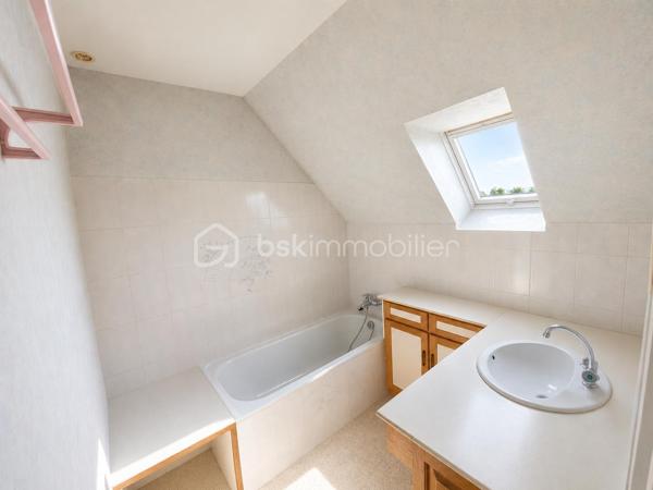 🏡 RARE À COUBRON – MAISON INDIVIDUELLE 126,48 m² – 4 CHAMBRES – SUITE PARENTALE – SOUS-SOL TOTAL – GARAGE – TERRAIN DE 470 m²
✨ EXCLUSIVITÉ BSK IMMOBILIER – LE CADRE DE VIE IDÉAL POUR VOTRE FAMILLE

Vous recherchez une véritable maison familiale, spacieuse, fonctionnelle et située dans un environnement calme ? Cette maison réunit tous les critères les plus recherchés par les acquéreurs.

Située au cœur d'un quartier pavillonnaire recherché de Coubron, cette maison individuelle de 126,48 m² habitables, construite dans les années 1990, est édifiée sur une parcelle de 470 m². Elle offre de beaux volumes, une distribution idéale et un cadre de vie agréable, à proximité des écoles, des transports et des commodités.

Son emplacement séduira les familles : école primaire à seulement 400 mètres, collège à 900 mètres et arrêt de bus à 600 mètres, facilitant le quotidien tout en profitant d'un environnement résidentiel paisible.

🌿 Une maison où l'on se sent immédiatement chez soi

Dès l'entrée, vous découvrirez une belle pièce de vie lumineuse composée d'un séjour chaleureux avec cheminée, idéal pour partager de beaux moments en famille, ainsi qu'une salle à manger conviviale ouverte sur le jardin.

La cuisine indépendante complète parfaitement cet espace de vie.

Le rez-de-chaussée accueille également une suite parentale, offrant un confort très apprécié pour une vie de plain-pied, ainsi qu'un WC indépendant.

À l'étage, un palier dessert trois belles chambres, une salle de bains, une salle d'eau ainsi qu'un second WC indépendant, garantissant confort et intimité à toute la famille.

🌳 Des extérieurs pensés pour profiter de chaque saison

Le terrain de 470 m² offre un agréable jardin à l'avant et un jardin à l'arrière, parfaits pour les repas en terrasse, les jeux des enfants ou simplement profiter des beaux jours.

La propriété dispose également d'une allée privative permettant de stationner jusqu'à trois véhicules, complétée par un garage en sous-sol total offrant de nombreuses possibilités : atelier, cave, buanderie, salle de sport ou vaste espace de stockage.

⭐ Les prestations qui font la différence

✔ Maison individuelle de 126,48 m² habitables

✔ Terrain clos de 470 m²

✔ Quartier pavillonnaire calme et recherché

✔ 4 chambres dont une suite parentale au rez-de-chaussée

✔ Séjour lumineux avec cheminée

✔ Salle à manger

✔ Cuisine indépendante

✔ Salle de bains + salle d'eau

✔ Deux WC indépendants

✔ Sous-sol total

✔ Garage

✔ Jusqu'à 3 places de stationnement extérieures

✔ Jardin avant et jardin arrière

✔ École primaire à 400 m

✔ Collège à 900 m

✔ Arrêt de bus à 600 m

✔ DPE : D

✔ GES : B

❤️ Pourquoi cette maison est une belle opportunité ?

Les maisons individuelles réunissant 4 chambres, une suite parentale, un sous-sol total, un garage, plusieurs stationnements et un terrain de cette superficie sont peu fréquentes sur le marché de Coubron.

Son agencement, son environnement résidentiel et son excellent rapport entre les prestations proposées et le prix de vente en font une opportunité particulièrement intéressante pour une famille souhaitant s'installer durablement dans un cadre de vie agréable.

💰 Prix de vente : 357 000 €
📞 Une maison se découvre avant tout lors d'une visite.

Si vous recherchez une maison familiale alliant espace, confort, calme et qualité de vie, contactez-moi dès aujourd'hui pour organiser une visite.

Julien Monteleone
Manager – BSK Immobilier
📞 07 71 32 69 50