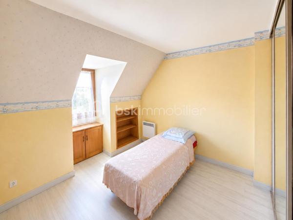 🏡 RARE À COUBRON – MAISON INDIVIDUELLE 126,48 m² – 4 CHAMBRES – SUITE PARENTALE – SOUS-SOL TOTAL – GARAGE – TERRAIN DE 470 m²
✨ EXCLUSIVITÉ BSK IMMOBILIER – LE CADRE DE VIE IDÉAL POUR VOTRE FAMILLE

Vous recherchez une véritable maison familiale, spacieuse, fonctionnelle et située dans un environnement calme ? Cette maison réunit tous les critères les plus recherchés par les acquéreurs.

Située au cœur d'un quartier pavillonnaire recherché de Coubron, cette maison individuelle de 126,48 m² habitables, construite dans les années 1990, est édifiée sur une parcelle de 470 m². Elle offre de beaux volumes, une distribution idéale et un cadre de vie agréable, à proximité des écoles, des transports et des commodités.

Son emplacement séduira les familles : école primaire à seulement 400 mètres, collège à 900 mètres et arrêt de bus à 600 mètres, facilitant le quotidien tout en profitant d'un environnement résidentiel paisible.

🌿 Une maison où l'on se sent immédiatement chez soi

Dès l'entrée, vous découvrirez une belle pièce de vie lumineuse composée d'un séjour chaleureux avec cheminée, idéal pour partager de beaux moments en famille, ainsi qu'une salle à manger conviviale ouverte sur le jardin.

La cuisine indépendante complète parfaitement cet espace de vie.

Le rez-de-chaussée accueille également une suite parentale, offrant un confort très apprécié pour une vie de plain-pied, ainsi qu'un WC indépendant.

À l'étage, un palier dessert trois belles chambres, une salle de bains, une salle d'eau ainsi qu'un second WC indépendant, garantissant confort et intimité à toute la famille.

🌳 Des extérieurs pensés pour profiter de chaque saison

Le terrain de 470 m² offre un agréable jardin à l'avant et un jardin à l'arrière, parfaits pour les repas en terrasse, les jeux des enfants ou simplement profiter des beaux jours.

La propriété dispose également d'une allée privative permettant de stationner jusqu'à trois véhicules, complétée par un garage en sous-sol total offrant de nombreuses possibilités : atelier, cave, buanderie, salle de sport ou vaste espace de stockage.

⭐ Les prestations qui font la différence

✔ Maison individuelle de 126,48 m² habitables

✔ Terrain clos de 470 m²

✔ Quartier pavillonnaire calme et recherché

✔ 4 chambres dont une suite parentale au rez-de-chaussée

✔ Séjour lumineux avec cheminée

✔ Salle à manger

✔ Cuisine indépendante

✔ Salle de bains + salle d'eau

✔ Deux WC indépendants

✔ Sous-sol total

✔ Garage

✔ Jusqu'à 3 places de stationnement extérieures

✔ Jardin avant et jardin arrière

✔ École primaire à 400 m

✔ Collège à 900 m

✔ Arrêt de bus à 600 m

✔ DPE : D

✔ GES : B

❤️ Pourquoi cette maison est une belle opportunité ?

Les maisons individuelles réunissant 4 chambres, une suite parentale, un sous-sol total, un garage, plusieurs stationnements et un terrain de cette superficie sont peu fréquentes sur le marché de Coubron.

Son agencement, son environnement résidentiel et son excellent rapport entre les prestations proposées et le prix de vente en font une opportunité particulièrement intéressante pour une famille souhaitant s'installer durablement dans un cadre de vie agréable.

💰 Prix de vente : 357 000 €
📞 Une maison se découvre avant tout lors d'une visite.

Si vous recherchez une maison familiale alliant espace, confort, calme et qualité de vie, contactez-moi dès aujourd'hui pour organiser une visite.

Julien Monteleone
Manager – BSK Immobilier
📞 07 71 32 69 50