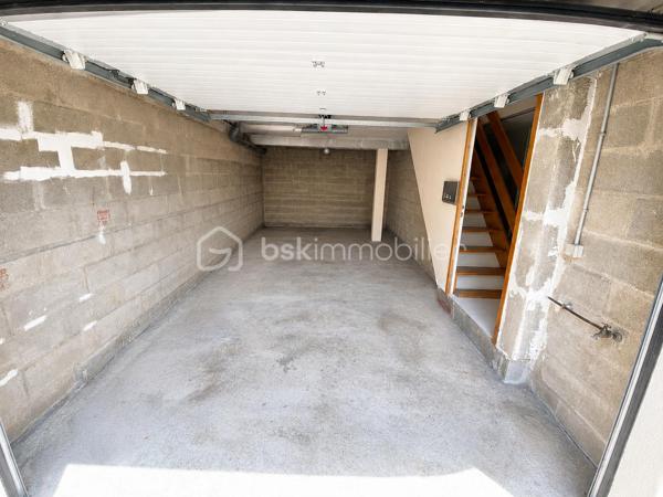 🏡 RARE À COUBRON – MAISON INDIVIDUELLE 126,48 m² – 4 CHAMBRES – SUITE PARENTALE – SOUS-SOL TOTAL – GARAGE – TERRAIN DE 470 m²
✨ EXCLUSIVITÉ BSK IMMOBILIER – LE CADRE DE VIE IDÉAL POUR VOTRE FAMILLE

Vous recherchez une véritable maison familiale, spacieuse, fonctionnelle et située dans un environnement calme ? Cette maison réunit tous les critères les plus recherchés par les acquéreurs.

Située au cœur d'un quartier pavillonnaire recherché de Coubron, cette maison individuelle de 126,48 m² habitables, construite dans les années 1990, est édifiée sur une parcelle de 470 m². Elle offre de beaux volumes, une distribution idéale et un cadre de vie agréable, à proximité des écoles, des transports et des commodités.

Son emplacement séduira les familles : école primaire à seulement 400 mètres, collège à 900 mètres et arrêt de bus à 600 mètres, facilitant le quotidien tout en profitant d'un environnement résidentiel paisible.

🌿 Une maison où l'on se sent immédiatement chez soi

Dès l'entrée, vous découvrirez une belle pièce de vie lumineuse composée d'un séjour chaleureux avec cheminée, idéal pour partager de beaux moments en famille, ainsi qu'une salle à manger conviviale ouverte sur le jardin.

La cuisine indépendante complète parfaitement cet espace de vie.

Le rez-de-chaussée accueille également une suite parentale, offrant un confort très apprécié pour une vie de plain-pied, ainsi qu'un WC indépendant.

À l'étage, un palier dessert trois belles chambres, une salle de bains, une salle d'eau ainsi qu'un second WC indépendant, garantissant confort et intimité à toute la famille.

🌳 Des extérieurs pensés pour profiter de chaque saison

Le terrain de 470 m² offre un agréable jardin à l'avant et un jardin à l'arrière, parfaits pour les repas en terrasse, les jeux des enfants ou simplement profiter des beaux jours.

La propriété dispose également d'une allée privative permettant de stationner jusqu'à trois véhicules, complétée par un garage en sous-sol total offrant de nombreuses possibilités : atelier, cave, buanderie, salle de sport ou vaste espace de stockage.

⭐ Les prestations qui font la différence

✔ Maison individuelle de 126,48 m² habitables

✔ Terrain clos de 470 m²

✔ Quartier pavillonnaire calme et recherché

✔ 4 chambres dont une suite parentale au rez-de-chaussée

✔ Séjour lumineux avec cheminée

✔ Salle à manger

✔ Cuisine indépendante

✔ Salle de bains + salle d'eau

✔ Deux WC indépendants

✔ Sous-sol total

✔ Garage

✔ Jusqu'à 3 places de stationnement extérieures

✔ Jardin avant et jardin arrière

✔ École primaire à 400 m

✔ Collège à 900 m

✔ Arrêt de bus à 600 m

✔ DPE : D

✔ GES : B

❤️ Pourquoi cette maison est une belle opportunité ?

Les maisons individuelles réunissant 4 chambres, une suite parentale, un sous-sol total, un garage, plusieurs stationnements et un terrain de cette superficie sont peu fréquentes sur le marché de Coubron.

Son agencement, son environnement résidentiel et son excellent rapport entre les prestations proposées et le prix de vente en font une opportunité particulièrement intéressante pour une famille souhaitant s'installer durablement dans un cadre de vie agréable.

💰 Prix de vente : 357 000 €
📞 Une maison se découvre avant tout lors d'une visite.

Si vous recherchez une maison familiale alliant espace, confort, calme et qualité de vie, contactez-moi dès aujourd'hui pour organiser une visite.

Julien Monteleone
Manager – BSK Immobilier
📞 07 71 32 69 50