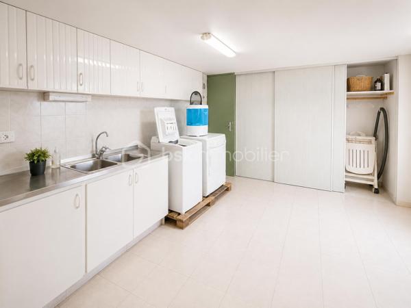 🏡 RARE À COUBRON – MAISON INDIVIDUELLE 126,48 m² – 4 CHAMBRES – SUITE PARENTALE – SOUS-SOL TOTAL – GARAGE – TERRAIN DE 470 m²
✨ EXCLUSIVITÉ BSK IMMOBILIER – LE CADRE DE VIE IDÉAL POUR VOTRE FAMILLE

Vous recherchez une véritable maison familiale, spacieuse, fonctionnelle et située dans un environnement calme ? Cette maison réunit tous les critères les plus recherchés par les acquéreurs.

Située au cœur d'un quartier pavillonnaire recherché de Coubron, cette maison individuelle de 126,48 m² habitables, construite dans les années 1990, est édifiée sur une parcelle de 470 m². Elle offre de beaux volumes, une distribution idéale et un cadre de vie agréable, à proximité des écoles, des transports et des commodités.

Son emplacement séduira les familles : école primaire à seulement 400 mètres, collège à 900 mètres et arrêt de bus à 600 mètres, facilitant le quotidien tout en profitant d'un environnement résidentiel paisible.

🌿 Une maison où l'on se sent immédiatement chez soi

Dès l'entrée, vous découvrirez une belle pièce de vie lumineuse composée d'un séjour chaleureux avec cheminée, idéal pour partager de beaux moments en famille, ainsi qu'une salle à manger conviviale ouverte sur le jardin.

La cuisine indépendante complète parfaitement cet espace de vie.

Le rez-de-chaussée accueille également une suite parentale, offrant un confort très apprécié pour une vie de plain-pied, ainsi qu'un WC indépendant.

À l'étage, un palier dessert trois belles chambres, une salle de bains, une salle d'eau ainsi qu'un second WC indépendant, garantissant confort et intimité à toute la famille.

🌳 Des extérieurs pensés pour profiter de chaque saison

Le terrain de 470 m² offre un agréable jardin à l'avant et un jardin à l'arrière, parfaits pour les repas en terrasse, les jeux des enfants ou simplement profiter des beaux jours.

La propriété dispose également d'une allée privative permettant de stationner jusqu'à trois véhicules, complétée par un garage en sous-sol total offrant de nombreuses possibilités : atelier, cave, buanderie, salle de sport ou vaste espace de stockage.

⭐ Les prestations qui font la différence

✔ Maison individuelle de 126,48 m² habitables

✔ Terrain clos de 470 m²

✔ Quartier pavillonnaire calme et recherché

✔ 4 chambres dont une suite parentale au rez-de-chaussée

✔ Séjour lumineux avec cheminée

✔ Salle à manger

✔ Cuisine indépendante

✔ Salle de bains + salle d'eau

✔ Deux WC indépendants

✔ Sous-sol total

✔ Garage

✔ Jusqu'à 3 places de stationnement extérieures

✔ Jardin avant et jardin arrière

✔ École primaire à 400 m

✔ Collège à 900 m

✔ Arrêt de bus à 600 m

✔ DPE : D

✔ GES : B

❤️ Pourquoi cette maison est une belle opportunité ?

Les maisons individuelles réunissant 4 chambres, une suite parentale, un sous-sol total, un garage, plusieurs stationnements et un terrain de cette superficie sont peu fréquentes sur le marché de Coubron.

Son agencement, son environnement résidentiel et son excellent rapport entre les prestations proposées et le prix de vente en font une opportunité particulièrement intéressante pour une famille souhaitant s'installer durablement dans un cadre de vie agréable.

💰 Prix de vente : 357 000 €
📞 Une maison se découvre avant tout lors d'une visite.

Si vous recherchez une maison familiale alliant espace, confort, calme et qualité de vie, contactez-moi dès aujourd'hui pour organiser une visite.

Julien Monteleone
Manager – BSK Immobilier
📞 07 71 32 69 50
