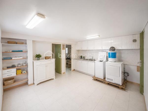 🏡 RARE À COUBRON – MAISON INDIVIDUELLE 126,48 m² – 4 CHAMBRES – SUITE PARENTALE – SOUS-SOL TOTAL – GARAGE – TERRAIN DE 470 m²
✨ EXCLUSIVITÉ BSK IMMOBILIER – LE CADRE DE VIE IDÉAL POUR VOTRE FAMILLE

Vous recherchez une véritable maison familiale, spacieuse, fonctionnelle et située dans un environnement calme ? Cette maison réunit tous les critères les plus recherchés par les acquéreurs.

Située au cœur d'un quartier pavillonnaire recherché de Coubron, cette maison individuelle de 126,48 m² habitables, construite dans les années 1990, est édifiée sur une parcelle de 470 m². Elle offre de beaux volumes, une distribution idéale et un cadre de vie agréable, à proximité des écoles, des transports et des commodités.

Son emplacement séduira les familles : école primaire à seulement 400 mètres, collège à 900 mètres et arrêt de bus à 600 mètres, facilitant le quotidien tout en profitant d'un environnement résidentiel paisible.

🌿 Une maison où l'on se sent immédiatement chez soi

Dès l'entrée, vous découvrirez une belle pièce de vie lumineuse composée d'un séjour chaleureux avec cheminée, idéal pour partager de beaux moments en famille, ainsi qu'une salle à manger conviviale ouverte sur le jardin.

La cuisine indépendante complète parfaitement cet espace de vie.

Le rez-de-chaussée accueille également une suite parentale, offrant un confort très apprécié pour une vie de plain-pied, ainsi qu'un WC indépendant.

À l'étage, un palier dessert trois belles chambres, une salle de bains, une salle d'eau ainsi qu'un second WC indépendant, garantissant confort et intimité à toute la famille.

🌳 Des extérieurs pensés pour profiter de chaque saison

Le terrain de 470 m² offre un agréable jardin à l'avant et un jardin à l'arrière, parfaits pour les repas en terrasse, les jeux des enfants ou simplement profiter des beaux jours.

La propriété dispose également d'une allée privative permettant de stationner jusqu'à trois véhicules, complétée par un garage en sous-sol total offrant de nombreuses possibilités : atelier, cave, buanderie, salle de sport ou vaste espace de stockage.

⭐ Les prestations qui font la différence

✔ Maison individuelle de 126,48 m² habitables

✔ Terrain clos de 470 m²

✔ Quartier pavillonnaire calme et recherché

✔ 4 chambres dont une suite parentale au rez-de-chaussée

✔ Séjour lumineux avec cheminée

✔ Salle à manger

✔ Cuisine indépendante

✔ Salle de bains + salle d'eau

✔ Deux WC indépendants

✔ Sous-sol total

✔ Garage

✔ Jusqu'à 3 places de stationnement extérieures

✔ Jardin avant et jardin arrière

✔ École primaire à 400 m

✔ Collège à 900 m

✔ Arrêt de bus à 600 m

✔ DPE : D

✔ GES : B

❤️ Pourquoi cette maison est une belle opportunité ?

Les maisons individuelles réunissant 4 chambres, une suite parentale, un sous-sol total, un garage, plusieurs stationnements et un terrain de cette superficie sont peu fréquentes sur le marché de Coubron.

Son agencement, son environnement résidentiel et son excellent rapport entre les prestations proposées et le prix de vente en font une opportunité particulièrement intéressante pour une famille souhaitant s'installer durablement dans un cadre de vie agréable.

💰 Prix de vente : 357 000 €
📞 Une maison se découvre avant tout lors d'une visite.

Si vous recherchez une maison familiale alliant espace, confort, calme et qualité de vie, contactez-moi dès aujourd'hui pour organiser une visite.

Julien Monteleone
Manager – BSK Immobilier
📞 07 71 32 69 50