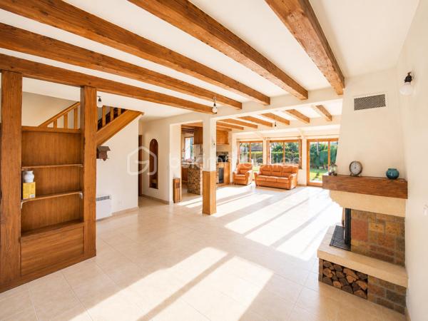🏡 RARE À COUBRON – MAISON INDIVIDUELLE 126,48 m² – 4 CHAMBRES – SUITE PARENTALE – SOUS-SOL TOTAL – GARAGE – TERRAIN DE 470 m²
✨ EXCLUSIVITÉ BSK IMMOBILIER – LE CADRE DE VIE IDÉAL POUR VOTRE FAMILLE

Vous recherchez une véritable maison familiale, spacieuse, fonctionnelle et située dans un environnement calme ? Cette maison réunit tous les critères les plus recherchés par les acquéreurs.

Située au cœur d'un quartier pavillonnaire recherché de Coubron, cette maison individuelle de 126,48 m² habitables, construite dans les années 1990, est édifiée sur une parcelle de 470 m². Elle offre de beaux volumes, une distribution idéale et un cadre de vie agréable, à proximité des écoles, des transports et des commodités.

Son emplacement séduira les familles : école primaire à seulement 400 mètres, collège à 900 mètres et arrêt de bus à 600 mètres, facilitant le quotidien tout en profitant d'un environnement résidentiel paisible.

🌿 Une maison où l'on se sent immédiatement chez soi

Dès l'entrée, vous découvrirez une belle pièce de vie lumineuse composée d'un séjour chaleureux avec cheminée, idéal pour partager de beaux moments en famille, ainsi qu'une salle à manger conviviale ouverte sur le jardin.

La cuisine indépendante complète parfaitement cet espace de vie.

Le rez-de-chaussée accueille également une suite parentale, offrant un confort très apprécié pour une vie de plain-pied, ainsi qu'un WC indépendant.

À l'étage, un palier dessert trois belles chambres, une salle de bains, une salle d'eau ainsi qu'un second WC indépendant, garantissant confort et intimité à toute la famille.

🌳 Des extérieurs pensés pour profiter de chaque saison

Le terrain de 470 m² offre un agréable jardin à l'avant et un jardin à l'arrière, parfaits pour les repas en terrasse, les jeux des enfants ou simplement profiter des beaux jours.

La propriété dispose également d'une allée privative permettant de stationner jusqu'à trois véhicules, complétée par un garage en sous-sol total offrant de nombreuses possibilités : atelier, cave, buanderie, salle de sport ou vaste espace de stockage.

⭐ Les prestations qui font la différence

✔ Maison individuelle de 126,48 m² habitables

✔ Terrain clos de 470 m²

✔ Quartier pavillonnaire calme et recherché

✔ 4 chambres dont une suite parentale au rez-de-chaussée

✔ Séjour lumineux avec cheminée

✔ Salle à manger

✔ Cuisine indépendante

✔ Salle de bains + salle d'eau

✔ Deux WC indépendants

✔ Sous-sol total

✔ Garage

✔ Jusqu'à 3 places de stationnement extérieures

✔ Jardin avant et jardin arrière

✔ École primaire à 400 m

✔ Collège à 900 m

✔ Arrêt de bus à 600 m

✔ DPE : D

✔ GES : B

❤️ Pourquoi cette maison est une belle opportunité ?

Les maisons individuelles réunissant 4 chambres, une suite parentale, un sous-sol total, un garage, plusieurs stationnements et un terrain de cette superficie sont peu fréquentes sur le marché de Coubron.

Son agencement, son environnement résidentiel et son excellent rapport entre les prestations proposées et le prix de vente en font une opportunité particulièrement intéressante pour une famille souhaitant s'installer durablement dans un cadre de vie agréable.

💰 Prix de vente : 357 000 €
📞 Une maison se découvre avant tout lors d'une visite.

Si vous recherchez une maison familiale alliant espace, confort, calme et qualité de vie, contactez-moi dès aujourd'hui pour organiser une visite.

Julien Monteleone
Manager – BSK Immobilier
📞 07 71 32 69 50