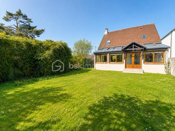 🏡 RARE À COUBRON – MAISON INDIVIDUELLE 126,48 m² – 4 CHAMBRES – SUITE PARENTALE – SOUS-SOL TOTAL – GARAGE – TERRAIN DE 470 m²
✨ EXCLUSIVITÉ BSK IMMOBILIER – LE CADRE DE VIE IDÉAL POUR VOTRE FAMILLE

Vous recherchez une véritable maison familiale, spacieuse, fonctionnelle et située dans un environnement calme ? Cette maison réunit tous les critères les plus recherchés par les acquéreurs.

Située au cœur d'un quartier pavillonnaire recherché de Coubron, cette maison individuelle de 126,48 m² habitables, construite dans les années 1990, est édifiée sur une parcelle de 470 m². Elle offre de beaux volumes, une distribution idéale et un cadre de vie agréable, à proximité des écoles, des transports et des commodités.

Son emplacement séduira les familles : école primaire à seulement 400 mètres, collège à 900 mètres et arrêt de bus à 600 mètres, facilitant le quotidien tout en profitant d'un environnement résidentiel paisible.

🌿 Une maison où l'on se sent immédiatement chez soi

Dès l'entrée, vous découvrirez une belle pièce de vie lumineuse composée d'un séjour chaleureux avec cheminée, idéal pour partager de beaux moments en famille, ainsi qu'une salle à manger conviviale ouverte sur le jardin.

La cuisine indépendante complète parfaitement cet espace de vie.

Le rez-de-chaussée accueille également une suite parentale, offrant un confort très apprécié pour une vie de plain-pied, ainsi qu'un WC indépendant.

À l'étage, un palier dessert trois belles chambres, une salle de bains, une salle d'eau ainsi qu'un second WC indépendant, garantissant confort et intimité à toute la famille.

🌳 Des extérieurs pensés pour profiter de chaque saison

Le terrain de 470 m² offre un agréable jardin à l'avant et un jardin à l'arrière, parfaits pour les repas en terrasse, les jeux des enfants ou simplement profiter des beaux jours.

La propriété dispose également d'une allée privative permettant de stationner jusqu'à trois véhicules, complétée par un garage en sous-sol total offrant de nombreuses possibilités : atelier, cave, buanderie, salle de sport ou vaste espace de stockage.

⭐ Les prestations qui font la différence

✔ Maison individuelle de 126,48 m² habitables

✔ Terrain clos de 470 m²

✔ Quartier pavillonnaire calme et recherché

✔ 4 chambres dont une suite parentale au rez-de-chaussée

✔ Séjour lumineux avec cheminée

✔ Salle à manger

✔ Cuisine indépendante

✔ Salle de bains + salle d'eau

✔ Deux WC indépendants

✔ Sous-sol total

✔ Garage

✔ Jusqu'à 3 places de stationnement extérieures

✔ Jardin avant et jardin arrière

✔ École primaire à 400 m

✔ Collège à 900 m

✔ Arrêt de bus à 600 m

✔ DPE : D

✔ GES : B

❤️ Pourquoi cette maison est une belle opportunité ?

Les maisons individuelles réunissant 4 chambres, une suite parentale, un sous-sol total, un garage, plusieurs stationnements et un terrain de cette superficie sont peu fréquentes sur le marché de Coubron.

Son agencement, son environnement résidentiel et son excellent rapport entre les prestations proposées et le prix de vente en font une opportunité particulièrement intéressante pour une famille souhaitant s'installer durablement dans un cadre de vie agréable.

💰 Prix de vente : 357 000 €
📞 Une maison se découvre avant tout lors d'une visite.

Si vous recherchez une maison familiale alliant espace, confort, calme et qualité de vie, contactez-moi dès aujourd'hui pour organiser une visite.

Julien Monteleone
Manager – BSK Immobilier
📞 07 71 32 69 50