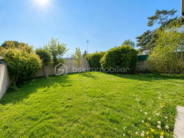 🏡 RARE À COUBRON – MAISON INDIVIDUELLE 126,48 m² – 4 CHAMBRES – SUITE PARENTALE – SOUS-SOL TOTAL – GARAGE – TERRAIN DE 470 m²
✨ EXCLUSIVITÉ BSK IMMOBILIER – LE CADRE DE VIE IDÉAL POUR VOTRE FAMILLE

Vous recherchez une véritable maison familiale, spacieuse, fonctionnelle et située dans un environnement calme ? Cette maison réunit tous les critères les plus recherchés par les acquéreurs.

Située au cœur d'un quartier pavillonnaire recherché de Coubron, cette maison individuelle de 126,48 m² habitables, construite dans les années 1990, est édifiée sur une parcelle de 470 m². Elle offre de beaux volumes, une distribution idéale et un cadre de vie agréable, à proximité des écoles, des transports et des commodités.

Son emplacement séduira les familles : école primaire à seulement 400 mètres, collège à 900 mètres et arrêt de bus à 600 mètres, facilitant le quotidien tout en profitant d'un environnement résidentiel paisible.

🌿 Une maison où l'on se sent immédiatement chez soi

Dès l'entrée, vous découvrirez une belle pièce de vie lumineuse composée d'un séjour chaleureux avec cheminée, idéal pour partager de beaux moments en famille, ainsi qu'une salle à manger conviviale ouverte sur le jardin.

La cuisine indépendante complète parfaitement cet espace de vie.

Le rez-de-chaussée accueille également une suite parentale, offrant un confort très apprécié pour une vie de plain-pied, ainsi qu'un WC indépendant.

À l'étage, un palier dessert trois belles chambres, une salle de bains, une salle d'eau ainsi qu'un second WC indépendant, garantissant confort et intimité à toute la famille.

🌳 Des extérieurs pensés pour profiter de chaque saison

Le terrain de 470 m² offre un agréable jardin à l'avant et un jardin à l'arrière, parfaits pour les repas en terrasse, les jeux des enfants ou simplement profiter des beaux jours.

La propriété dispose également d'une allée privative permettant de stationner jusqu'à trois véhicules, complétée par un garage en sous-sol total offrant de nombreuses possibilités : atelier, cave, buanderie, salle de sport ou vaste espace de stockage.

⭐ Les prestations qui font la différence

✔ Maison individuelle de 126,48 m² habitables

✔ Terrain clos de 470 m²

✔ Quartier pavillonnaire calme et recherché

✔ 4 chambres dont une suite parentale au rez-de-chaussée

✔ Séjour lumineux avec cheminée

✔ Salle à manger

✔ Cuisine indépendante

✔ Salle de bains + salle d'eau

✔ Deux WC indépendants

✔ Sous-sol total

✔ Garage

✔ Jusqu'à 3 places de stationnement extérieures

✔ Jardin avant et jardin arrière

✔ École primaire à 400 m

✔ Collège à 900 m

✔ Arrêt de bus à 600 m

✔ DPE : D

✔ GES : B

❤️ Pourquoi cette maison est une belle opportunité ?

Les maisons individuelles réunissant 4 chambres, une suite parentale, un sous-sol total, un garage, plusieurs stationnements et un terrain de cette superficie sont peu fréquentes sur le marché de Coubron.

Son agencement, son environnement résidentiel et son excellent rapport entre les prestations proposées et le prix de vente en font une opportunité particulièrement intéressante pour une famille souhaitant s'installer durablement dans un cadre de vie agréable.

💰 Prix de vente : 357 000 €
📞 Une maison se découvre avant tout lors d'une visite.

Si vous recherchez une maison familiale alliant espace, confort, calme et qualité de vie, contactez-moi dès aujourd'hui pour organiser une visite.

Julien Monteleone
Manager – BSK Immobilier
📞 07 71 32 69 50