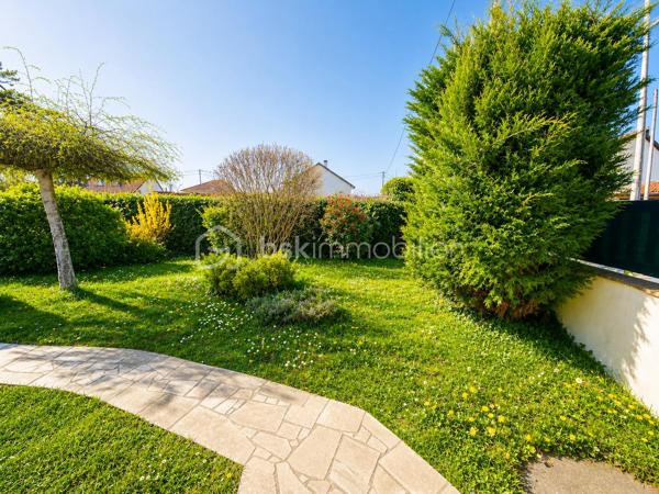 🏡 RARE À COUBRON – MAISON INDIVIDUELLE 126,48 m² – 4 CHAMBRES – SUITE PARENTALE – SOUS-SOL TOTAL – GARAGE – TERRAIN DE 470 m²
✨ EXCLUSIVITÉ BSK IMMOBILIER – LE CADRE DE VIE IDÉAL POUR VOTRE FAMILLE

Vous recherchez une véritable maison familiale, spacieuse, fonctionnelle et située dans un environnement calme ? Cette maison réunit tous les critères les plus recherchés par les acquéreurs.

Située au cœur d'un quartier pavillonnaire recherché de Coubron, cette maison individuelle de 126,48 m² habitables, construite dans les années 1990, est édifiée sur une parcelle de 470 m². Elle offre de beaux volumes, une distribution idéale et un cadre de vie agréable, à proximité des écoles, des transports et des commodités.

Son emplacement séduira les familles : école primaire à seulement 400 mètres, collège à 900 mètres et arrêt de bus à 600 mètres, facilitant le quotidien tout en profitant d'un environnement résidentiel paisible.

🌿 Une maison où l'on se sent immédiatement chez soi

Dès l'entrée, vous découvrirez une belle pièce de vie lumineuse composée d'un séjour chaleureux avec cheminée, idéal pour partager de beaux moments en famille, ainsi qu'une salle à manger conviviale ouverte sur le jardin.

La cuisine indépendante complète parfaitement cet espace de vie.

Le rez-de-chaussée accueille également une suite parentale, offrant un confort très apprécié pour une vie de plain-pied, ainsi qu'un WC indépendant.

À l'étage, un palier dessert trois belles chambres, une salle de bains, une salle d'eau ainsi qu'un second WC indépendant, garantissant confort et intimité à toute la famille.

🌳 Des extérieurs pensés pour profiter de chaque saison

Le terrain de 470 m² offre un agréable jardin à l'avant et un jardin à l'arrière, parfaits pour les repas en terrasse, les jeux des enfants ou simplement profiter des beaux jours.

La propriété dispose également d'une allée privative permettant de stationner jusqu'à trois véhicules, complétée par un garage en sous-sol total offrant de nombreuses possibilités : atelier, cave, buanderie, salle de sport ou vaste espace de stockage.

⭐ Les prestations qui font la différence

✔ Maison individuelle de 126,48 m² habitables

✔ Terrain clos de 470 m²

✔ Quartier pavillonnaire calme et recherché

✔ 4 chambres dont une suite parentale au rez-de-chaussée

✔ Séjour lumineux avec cheminée

✔ Salle à manger

✔ Cuisine indépendante

✔ Salle de bains + salle d'eau

✔ Deux WC indépendants

✔ Sous-sol total

✔ Garage

✔ Jusqu'à 3 places de stationnement extérieures

✔ Jardin avant et jardin arrière

✔ École primaire à 400 m

✔ Collège à 900 m

✔ Arrêt de bus à 600 m

✔ DPE : D

✔ GES : B

❤️ Pourquoi cette maison est une belle opportunité ?

Les maisons individuelles réunissant 4 chambres, une suite parentale, un sous-sol total, un garage, plusieurs stationnements et un terrain de cette superficie sont peu fréquentes sur le marché de Coubron.

Son agencement, son environnement résidentiel et son excellent rapport entre les prestations proposées et le prix de vente en font une opportunité particulièrement intéressante pour une famille souhaitant s'installer durablement dans un cadre de vie agréable.

💰 Prix de vente : 357 000 €
📞 Une maison se découvre avant tout lors d'une visite.

Si vous recherchez une maison familiale alliant espace, confort, calme et qualité de vie, contactez-moi dès aujourd'hui pour organiser une visite.

Julien Monteleone
Manager – BSK Immobilier
📞 07 71 32 69 50
