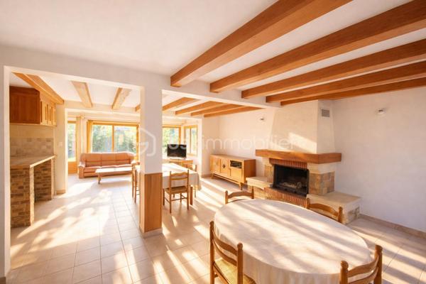 🏡 RARE À COUBRON – MAISON INDIVIDUELLE 126,48 m² – 4 CHAMBRES – SUITE PARENTALE – SOUS-SOL TOTAL – GARAGE – TERRAIN DE 470 m²
✨ EXCLUSIVITÉ BSK IMMOBILIER – LE CADRE DE VIE IDÉAL POUR VOTRE FAMILLE

Vous recherchez une véritable maison familiale, spacieuse, fonctionnelle et située dans un environnement calme ? Cette maison réunit tous les critères les plus recherchés par les acquéreurs.

Située au cœur d'un quartier pavillonnaire recherché de Coubron, cette maison individuelle de 126,48 m² habitables, construite dans les années 1990, est édifiée sur une parcelle de 470 m². Elle offre de beaux volumes, une distribution idéale et un cadre de vie agréable, à proximité des écoles, des transports et des commodités.

Son emplacement séduira les familles : école primaire à seulement 400 mètres, collège à 900 mètres et arrêt de bus à 600 mètres, facilitant le quotidien tout en profitant d'un environnement résidentiel paisible.

🌿 Une maison où l'on se sent immédiatement chez soi

Dès l'entrée, vous découvrirez une belle pièce de vie lumineuse composée d'un séjour chaleureux avec cheminée, idéal pour partager de beaux moments en famille, ainsi qu'une salle à manger conviviale ouverte sur le jardin.

La cuisine indépendante complète parfaitement cet espace de vie.

Le rez-de-chaussée accueille également une suite parentale, offrant un confort très apprécié pour une vie de plain-pied, ainsi qu'un WC indépendant.

À l'étage, un palier dessert trois belles chambres, une salle de bains, une salle d'eau ainsi qu'un second WC indépendant, garantissant confort et intimité à toute la famille.

🌳 Des extérieurs pensés pour profiter de chaque saison

Le terrain de 470 m² offre un agréable jardin à l'avant et un jardin à l'arrière, parfaits pour les repas en terrasse, les jeux des enfants ou simplement profiter des beaux jours.

La propriété dispose également d'une allée privative permettant de stationner jusqu'à trois véhicules, complétée par un garage en sous-sol total offrant de nombreuses possibilités : atelier, cave, buanderie, salle de sport ou vaste espace de stockage.

⭐ Les prestations qui font la différence

✔ Maison individuelle de 126,48 m² habitables

✔ Terrain clos de 470 m²

✔ Quartier pavillonnaire calme et recherché

✔ 4 chambres dont une suite parentale au rez-de-chaussée

✔ Séjour lumineux avec cheminée

✔ Salle à manger

✔ Cuisine indépendante

✔ Salle de bains + salle d'eau

✔ Deux WC indépendants

✔ Sous-sol total

✔ Garage

✔ Jusqu'à 3 places de stationnement extérieures

✔ Jardin avant et jardin arrière

✔ École primaire à 400 m

✔ Collège à 900 m

✔ Arrêt de bus à 600 m

✔ DPE : D

✔ GES : B

❤️ Pourquoi cette maison est une belle opportunité ?

Les maisons individuelles réunissant 4 chambres, une suite parentale, un sous-sol total, un garage, plusieurs stationnements et un terrain de cette superficie sont peu fréquentes sur le marché de Coubron.

Son agencement, son environnement résidentiel et son excellent rapport entre les prestations proposées et le prix de vente en font une opportunité particulièrement intéressante pour une famille souhaitant s'installer durablement dans un cadre de vie agréable.

💰 Prix de vente : 357 000 €
📞 Une maison se découvre avant tout lors d'une visite.

Si vous recherchez une maison familiale alliant espace, confort, calme et qualité de vie, contactez-moi dès aujourd'hui pour organiser une visite.

Julien Monteleone
Manager – BSK Immobilier
📞 07 71 32 69 50