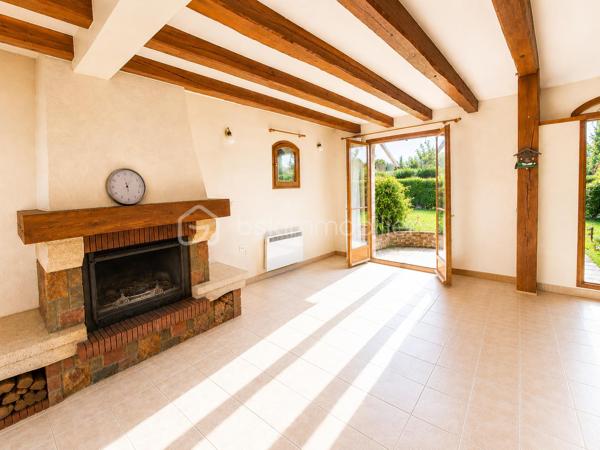 🏡 RARE À COUBRON – MAISON INDIVIDUELLE 126,48 m² – 4 CHAMBRES – SUITE PARENTALE – SOUS-SOL TOTAL – GARAGE – TERRAIN DE 470 m²
✨ EXCLUSIVITÉ BSK IMMOBILIER – LE CADRE DE VIE IDÉAL POUR VOTRE FAMILLE

Vous recherchez une véritable maison familiale, spacieuse, fonctionnelle et située dans un environnement calme ? Cette maison réunit tous les critères les plus recherchés par les acquéreurs.

Située au cœur d'un quartier pavillonnaire recherché de Coubron, cette maison individuelle de 126,48 m² habitables, construite dans les années 1990, est édifiée sur une parcelle de 470 m². Elle offre de beaux volumes, une distribution idéale et un cadre de vie agréable, à proximité des écoles, des transports et des commodités.

Son emplacement séduira les familles : école primaire à seulement 400 mètres, collège à 900 mètres et arrêt de bus à 600 mètres, facilitant le quotidien tout en profitant d'un environnement résidentiel paisible.

🌿 Une maison où l'on se sent immédiatement chez soi

Dès l'entrée, vous découvrirez une belle pièce de vie lumineuse composée d'un séjour chaleureux avec cheminée, idéal pour partager de beaux moments en famille, ainsi qu'une salle à manger conviviale ouverte sur le jardin.

La cuisine indépendante complète parfaitement cet espace de vie.

Le rez-de-chaussée accueille également une suite parentale, offrant un confort très apprécié pour une vie de plain-pied, ainsi qu'un WC indépendant.

À l'étage, un palier dessert trois belles chambres, une salle de bains, une salle d'eau ainsi qu'un second WC indépendant, garantissant confort et intimité à toute la famille.

🌳 Des extérieurs pensés pour profiter de chaque saison

Le terrain de 470 m² offre un agréable jardin à l'avant et un jardin à l'arrière, parfaits pour les repas en terrasse, les jeux des enfants ou simplement profiter des beaux jours.

La propriété dispose également d'une allée privative permettant de stationner jusqu'à trois véhicules, complétée par un garage en sous-sol total offrant de nombreuses possibilités : atelier, cave, buanderie, salle de sport ou vaste espace de stockage.

⭐ Les prestations qui font la différence

✔ Maison individuelle de 126,48 m² habitables

✔ Terrain clos de 470 m²

✔ Quartier pavillonnaire calme et recherché

✔ 4 chambres dont une suite parentale au rez-de-chaussée

✔ Séjour lumineux avec cheminée

✔ Salle à manger

✔ Cuisine indépendante

✔ Salle de bains + salle d'eau

✔ Deux WC indépendants

✔ Sous-sol total

✔ Garage

✔ Jusqu'à 3 places de stationnement extérieures

✔ Jardin avant et jardin arrière

✔ École primaire à 400 m

✔ Collège à 900 m

✔ Arrêt de bus à 600 m

✔ DPE : D

✔ GES : B

❤️ Pourquoi cette maison est une belle opportunité ?

Les maisons individuelles réunissant 4 chambres, une suite parentale, un sous-sol total, un garage, plusieurs stationnements et un terrain de cette superficie sont peu fréquentes sur le marché de Coubron.

Son agencement, son environnement résidentiel et son excellent rapport entre les prestations proposées et le prix de vente en font une opportunité particulièrement intéressante pour une famille souhaitant s'installer durablement dans un cadre de vie agréable.

💰 Prix de vente : 357 000 €
📞 Une maison se découvre avant tout lors d'une visite.

Si vous recherchez une maison familiale alliant espace, confort, calme et qualité de vie, contactez-moi dès aujourd'hui pour organiser une visite.

Julien Monteleone
Manager – BSK Immobilier
📞 07 71 32 69 50